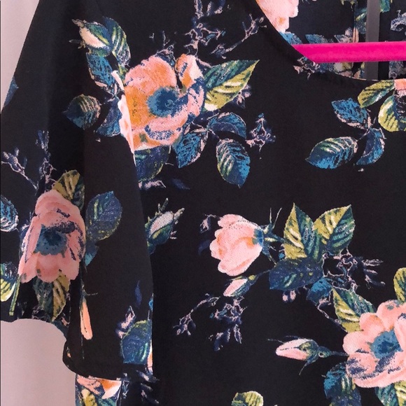 Ruffle sleeve black floral blouse LAST CALL - Picture 2 of 4